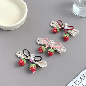 Lot de trois pinces à cheveux fraise avec strass brillants et nuds élégants