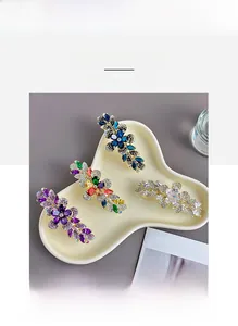 Détail des barrettes fleurs en alliage avec strass brillants déclinées en quatre coloris