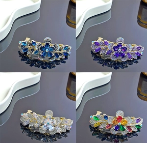 Vue macro détaillée de quatre variantes de couleurs de barrettes à fleurs avec strass