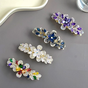 Vue détaillée de pinces à cheveux florales en cristal violet, bleu, blanc et coloré