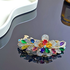 Barrette à fleurs élégante avec strass multicolores sur une base en alliage doré