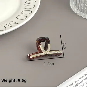 Nahaufnahme der kleinen Schildpatt-Haarklammer mit Strasssteinen in 4,5 cm Länge