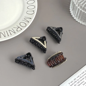 Detail von vier dreieckigen Haarklammern in Schwarz und Schildpatt mit Strass