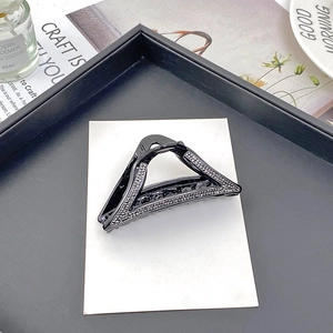 Eleganter geometrischer Dreieck-Haarclip in Schwarz mit funkelnden Strasssteinen