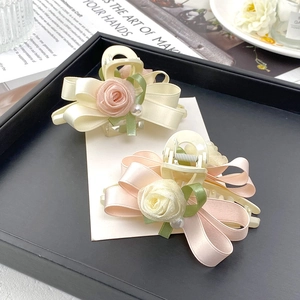 Elegante Blumen-Haarklammern mit Seidenbandschleifen und Stoffrosen in Creme und Rosa