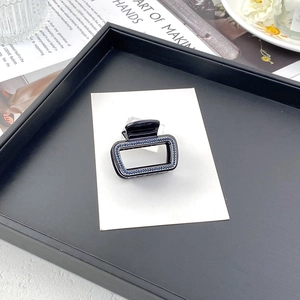 Vue détaillée de la petite pince à cheveux rectangulaire avec strass bleu foncé