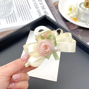 Detailansicht der großen Haarklammer mit Satinschleife, rosa Netrose und Perle
