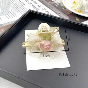 Eleganter Haarklammer mit cremefarbener Basis, perlmuttweißer Schleife und rosa Stoffrose