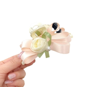 Eleganter beiger Haarklammer mit rosa Netzschleife und handgefertigter Stoffrose