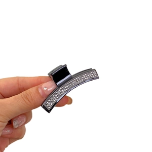 Elegante pinza per capelli nera con più file di strass scintillanti per donne
