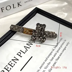 Barrette ours élégante avec strass gris et plaque dorée sur cadre décoratif