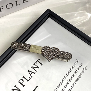 Barrette de luxe avec strass gris, plaque dorée gravée et décoration en forme de cœur