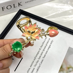Dettaglio molletta per capelli a fiore di loto vintage con petali in smalto e perle