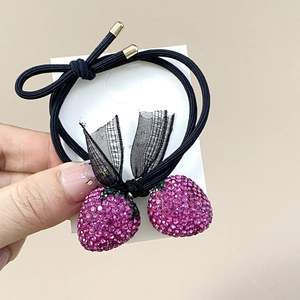 Élastique à cheveux noir avec breloques fraises en strass roses et détail de nœud en maille