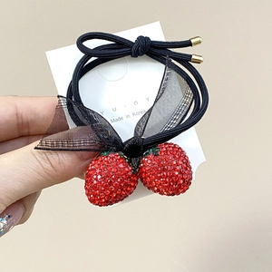 Élastique cheveux noir avec nœud en résille et pendentifs fraises en strass