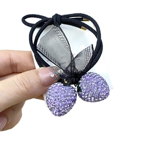 Élastique à cheveux coréen avec fraises en strass violets et un nœud en dentelle noire