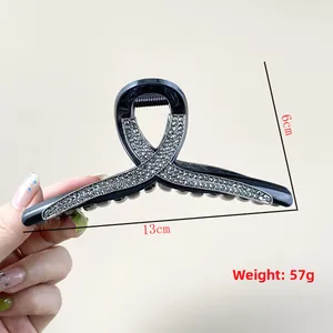 Détails de la grande pince à cheveux noire à strass montrant 13cm de long et 57g de poids