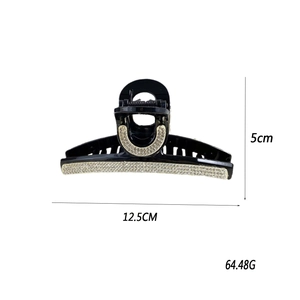 Détail macro d'une pince à cheveux en strass en U, taille 12,5cm et poids 64,48g