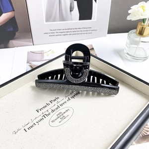Pince à cheveux noire en forme de U avec strass pour un style sophistiqué
