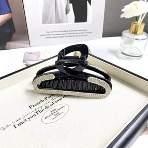Elegante pinza per capelli nera con decorazione di strass brillanti e raffinati