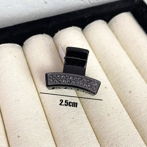 Nahaufnahme der 2,5 cm Mini-Haarklammer in Schwarz mit Strasssteinen auf Schmuckbox
