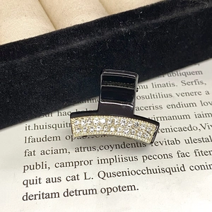 Makroansicht einer Mini Haarklammer mit doppelreihigen glitzernden Strasssteinen