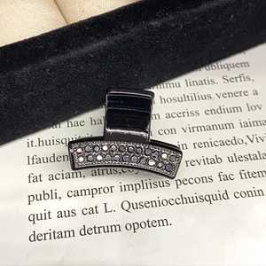 Nahaufnahme der eleganten Haarklammer mit Strasssteinen auf Vintage-Buchseiten