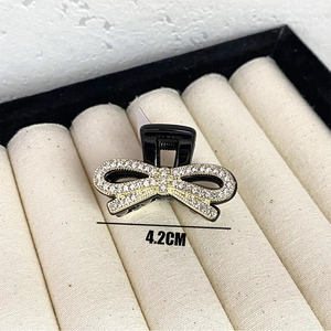 Eleganter 4,2 cm schwarzer Schmetterling Haarklammer mit funkelnden Strasssteinen in einer Box