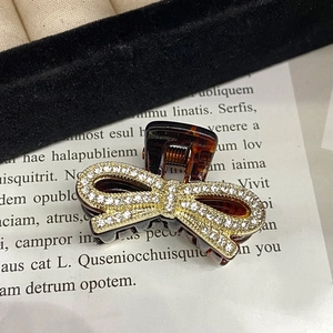 Detail der Haarklammer mit Schildpatt-Muster, Strass-Schleife und robuster Metallfeder