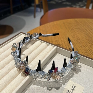 Luxuriöser Kristall-Haarreif mit Champagner-Perlen und schwarzen Spikes auf blauem Samt