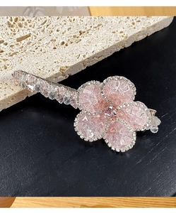 Détail de la barrette à fleurs avec pétales en cristal rose et strass brillants