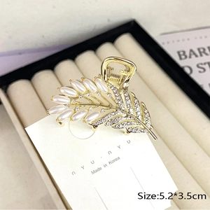Eleganter Schmetterling Haarklammer aus Gold mit weißen Perlen und Kristallen auf Samt