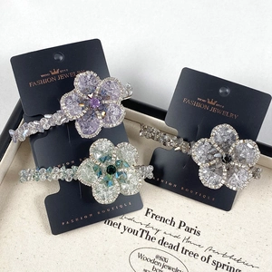 Barrettes à fleurs en cristal pour femmes en violet, cyan et gris sur carte d'exposition