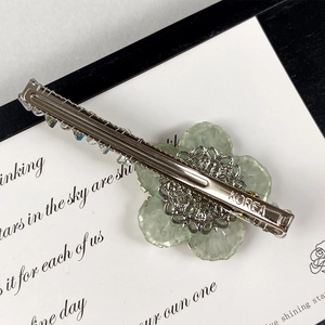 Barrette à cheveux fleur verte étincelante avec strass argentés sur pince métal