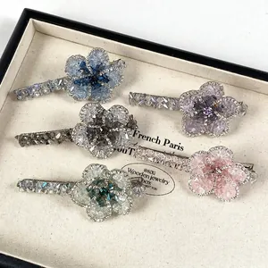 Lot de cinq barrettes à fleurs en cristal étincelant de différentes couleurs chic