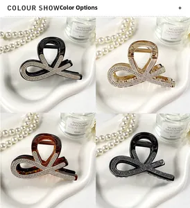 Set dettagliato di quattro eleganti mollette per capelli con strass lucenti