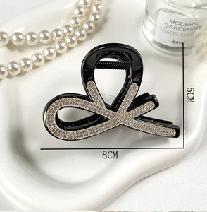 Dettaglio del fermaglio nero con strass incastonati, dimensioni 8cm per 5cm