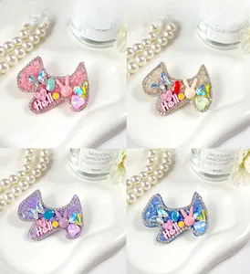 Détails des barrettes chiot à paillettes avec breloques Hello et strass en résine