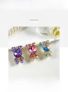Détail de pinces à cheveux en cristal K9 lavande, rose et bleu avec base en alliage doré