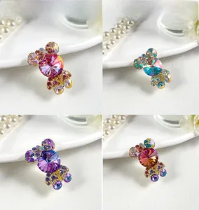 Vue détaillée de barrettes en cristal en forme de bonbon avec des strass étincelants