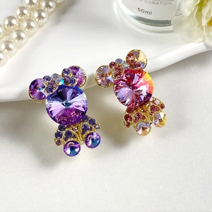 Vue détaillée de pinces à cheveux Mickey en cristal violet et rose sur un plateau blanc