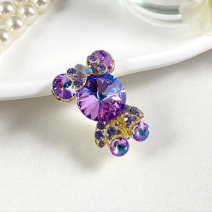 Vue macro d'une pince à cheveux Mickey en cristal violet avec nœud doré élégant