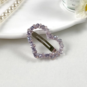 Vue détaillée de la barrette BB en forme de cœur avec perles de cristal violet clair