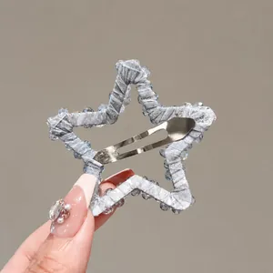 Barrette en forme d'étoile avec cristaux argentés et dentelle en gros plan