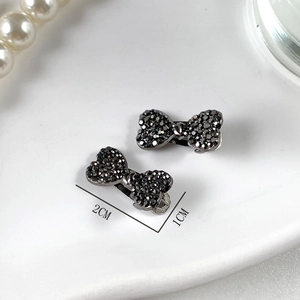 Dettaglio mini fermagli per capelli da 2cm con strass neri a forma di fiocco a cuore
