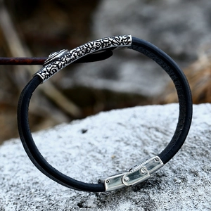 Punk Lederarmband für Herren mit geprägter silberner Felsentextur auf schwarzer Lederschnur