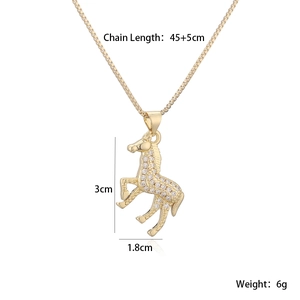 Détail du pendentif cheval 3x1,8cm sur une chaîne boîte de 45cm plaquée or 18 carats