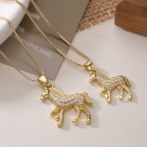 Collier Pendentif Cheval de Course Cuivre Plaqué Or Zircone Blanche Bijoux Animaux Pour Femmes Accessoire de Mode de Luxe