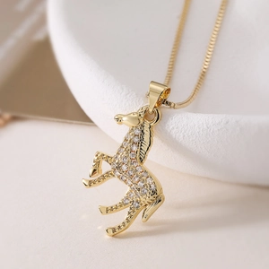 Collier pendentif cheval vintage plaqué or 18 carats avec pierres de zircon scintillantes