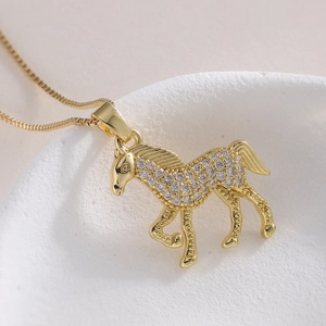 Collier pendentif cheval plaqué or 18 carats avec pierres de zircon blanc brillant